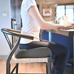 وسادة مقعد فوم ميموري فوم ، وسادة عالية الكثافة لكرسي المكتب ، فتحة خلفية استراتيجية تمنحك تخفيف الآلام عن طريق تقليل الضغط. مثالي للبواسير ، عظم الذنب ، العصعص ، عرق النسا - رمادي